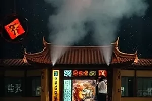 《海雾之上》白雾漫过海堤与灯塔的画面