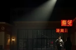 《雾港夜航》夜航船镜头，雾中港口与货轮灯影